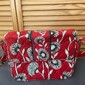 Pre Owned Vera Bradley Quilted Floral Crossbody Purse in Red & Black
